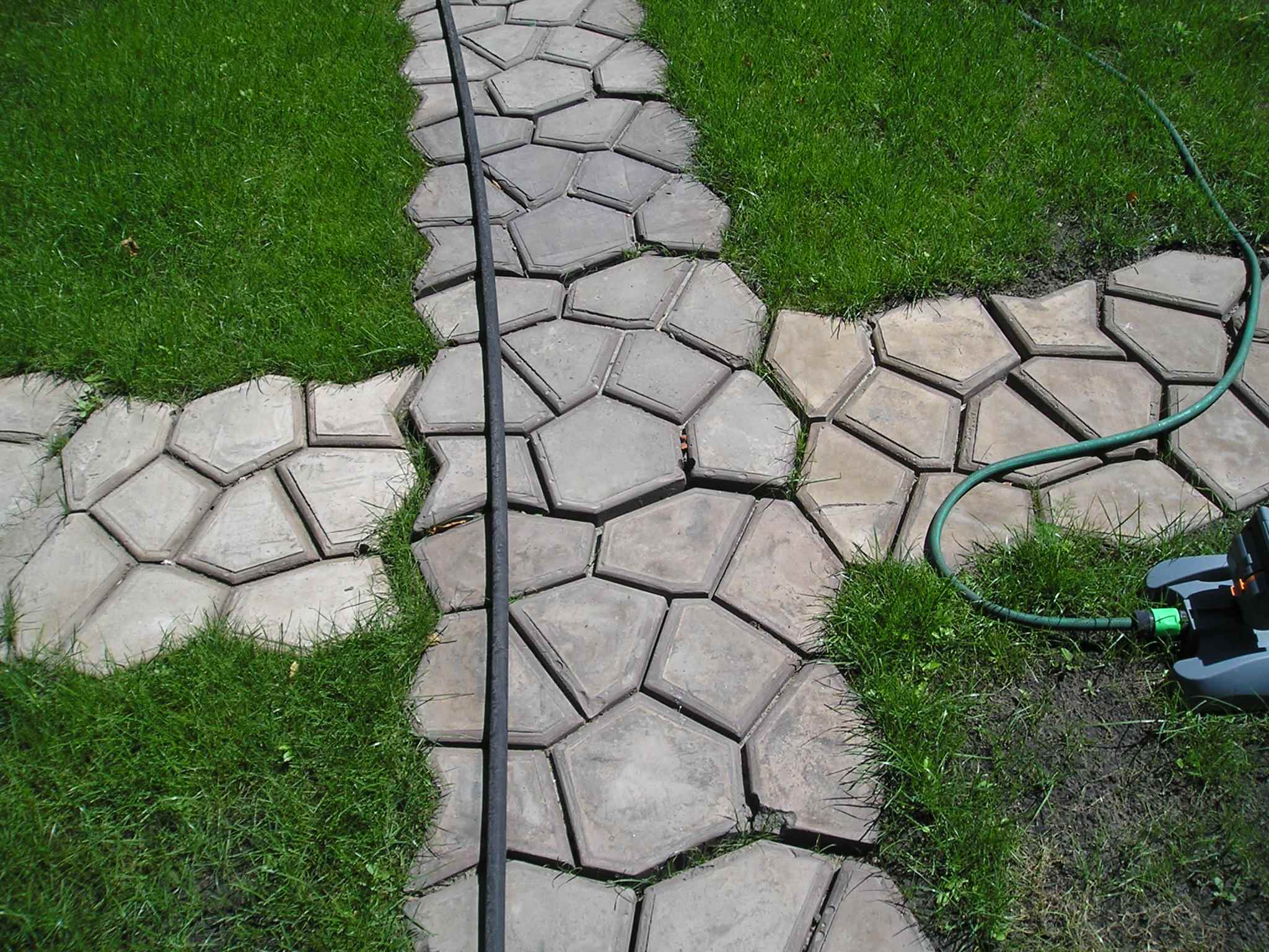 l'idea di utilizzare splendidi percorsi da giardino nella progettazione del cortile