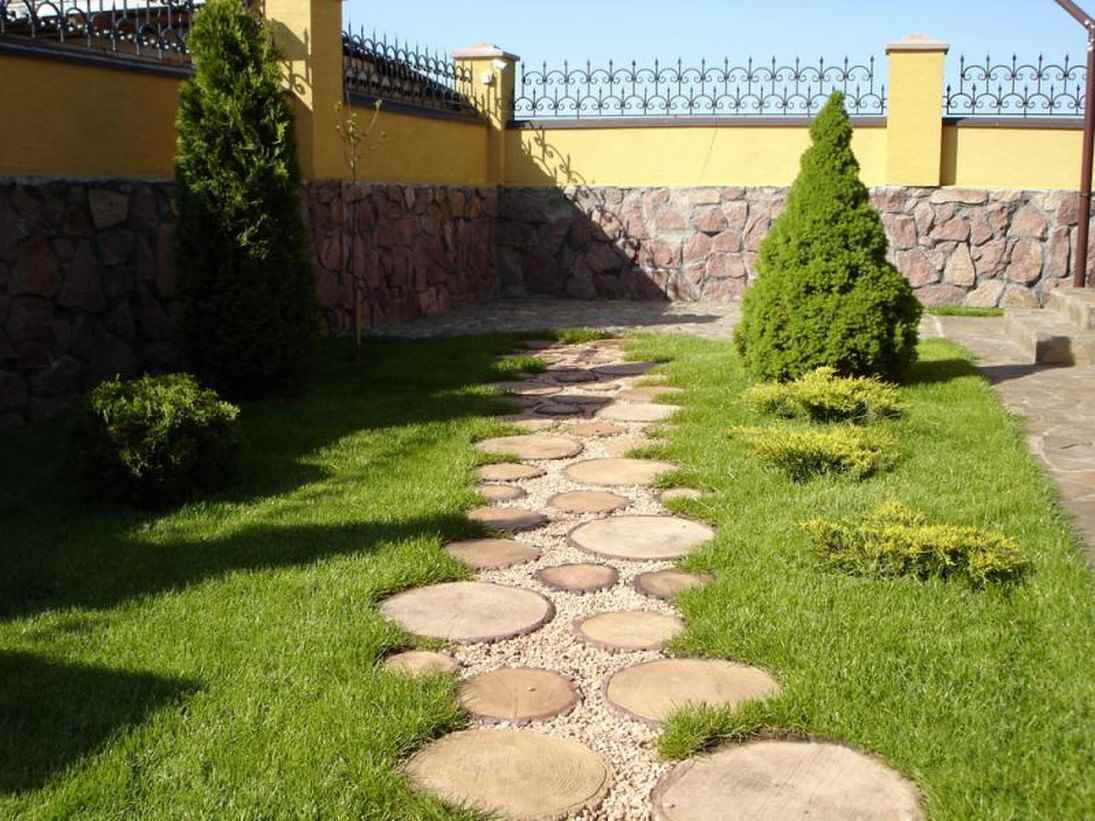 the idea of ​​using light garden paths in landscaping