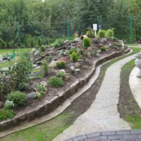 l'idea di un arredamento luminoso del giardino nella foto di campagna