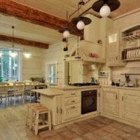 variante dell'insolito interno della cucina in una foto di una casa in legno