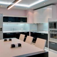 ideja svijetle kuhinje u interijeru veličine 13 m²