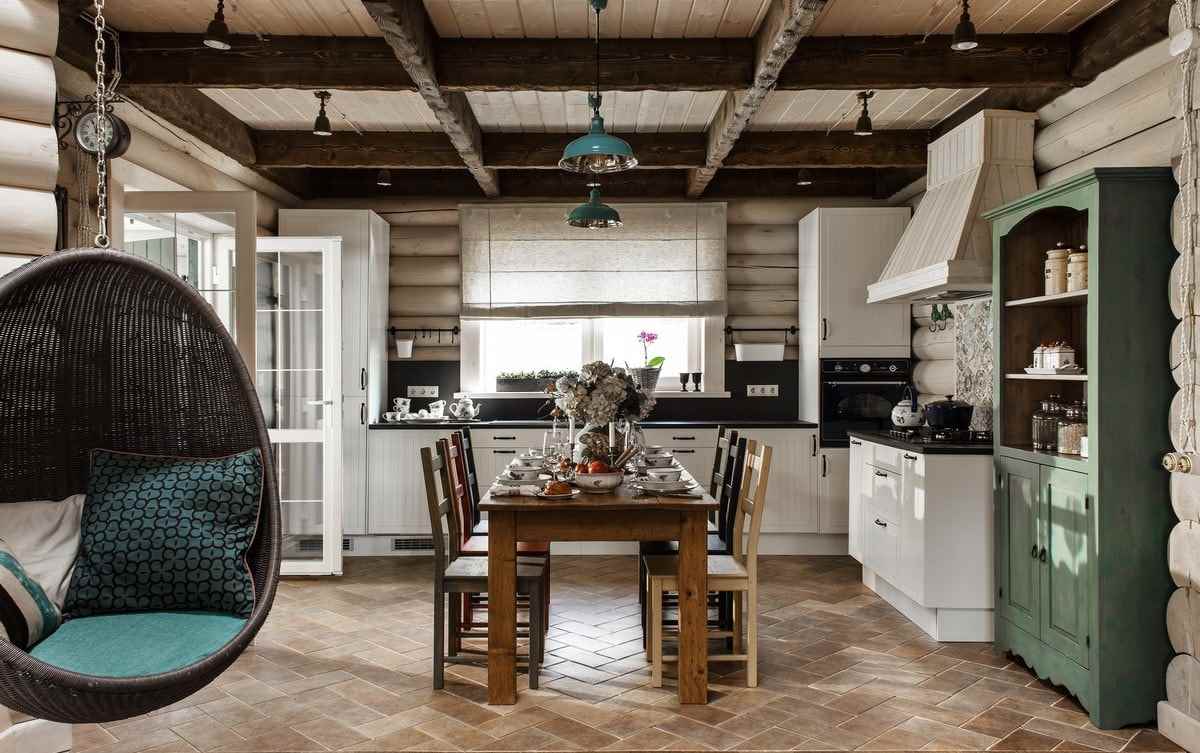 versione del design insolito della cucina in una casa di campagna