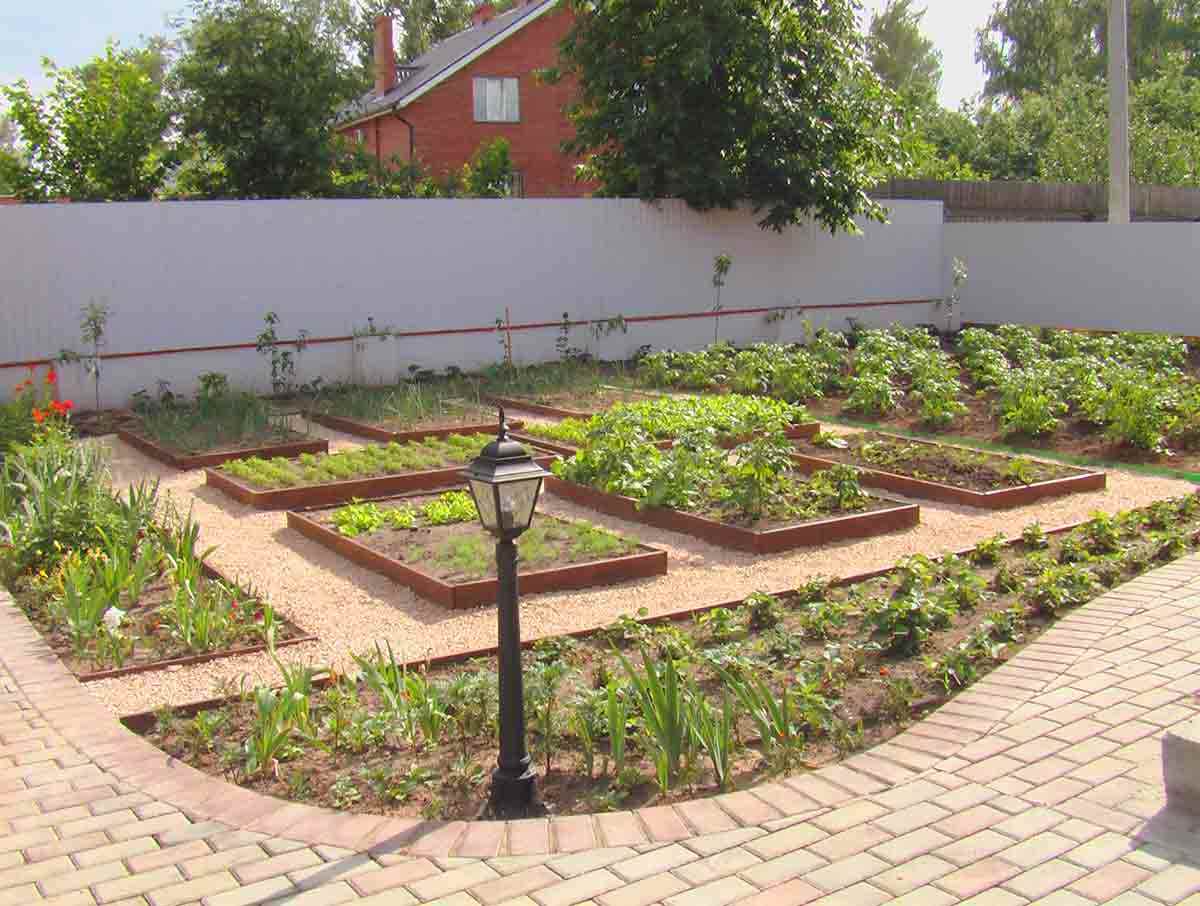 variante di un bellissimo arredamento del giardino in campagna