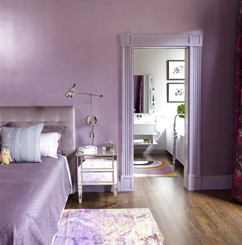 l'idée d'utiliser une couleur lilas foncée dans le décor