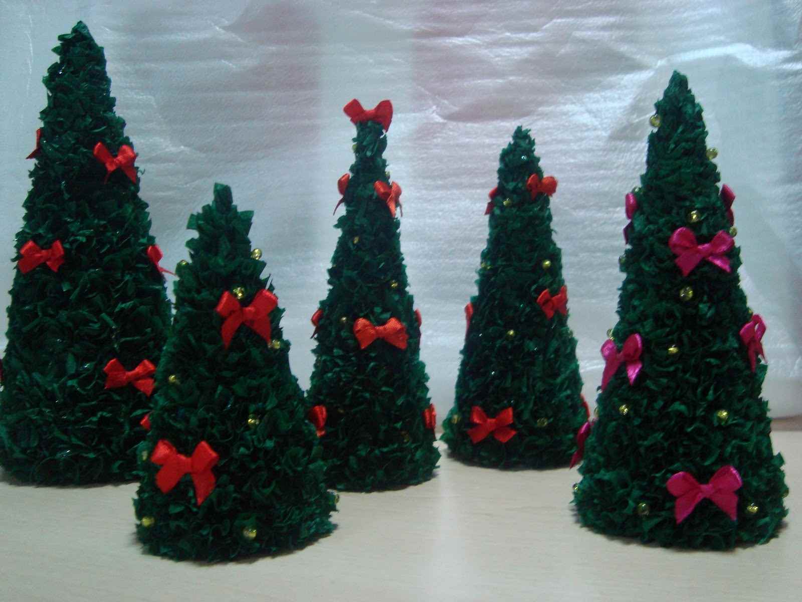 primjer stvaranja neobičnog božićnog drvca iz papira sami