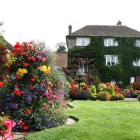 versione del bellissimo arredamento del giardino nella foto di campagna