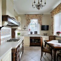 Un esempio di un interno luminoso della cucina in una foto della casa di campagna