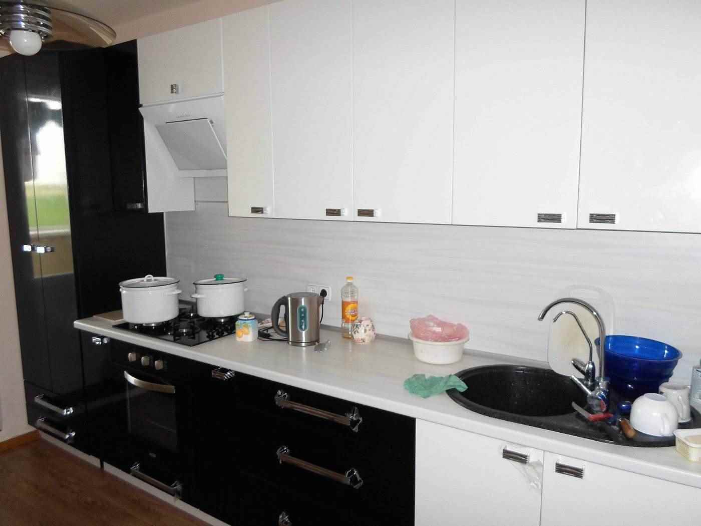 Primjer kuhinje u svijetlom stilu 13 m²