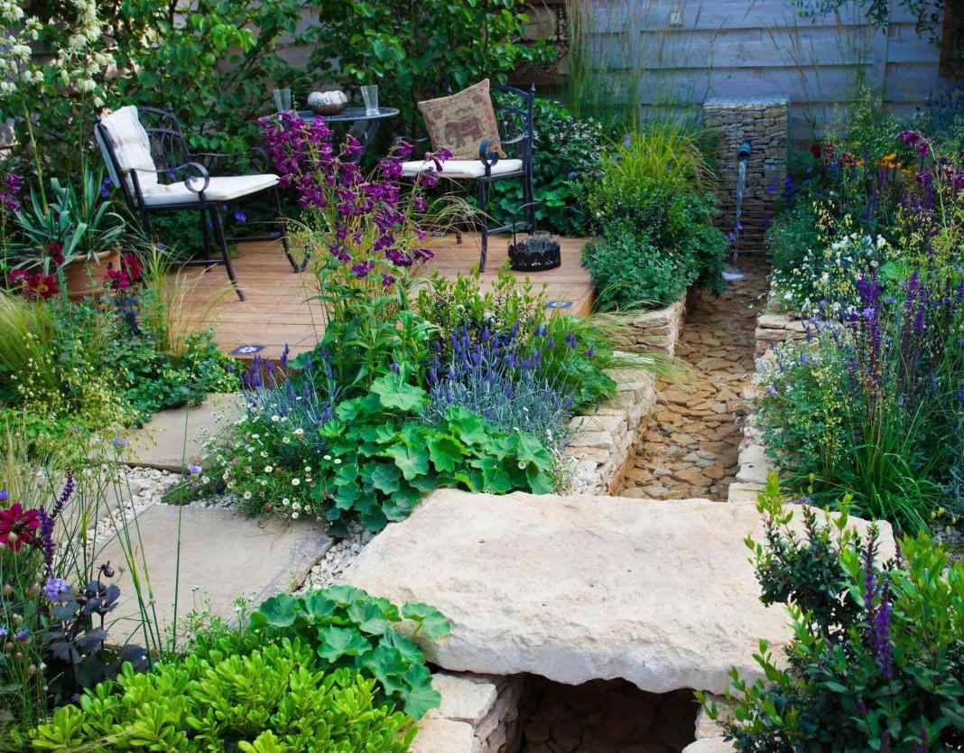 variant of the bright decor of the front garden in a private courtyard