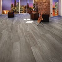 laminato grigio all'interno dell'appartamento