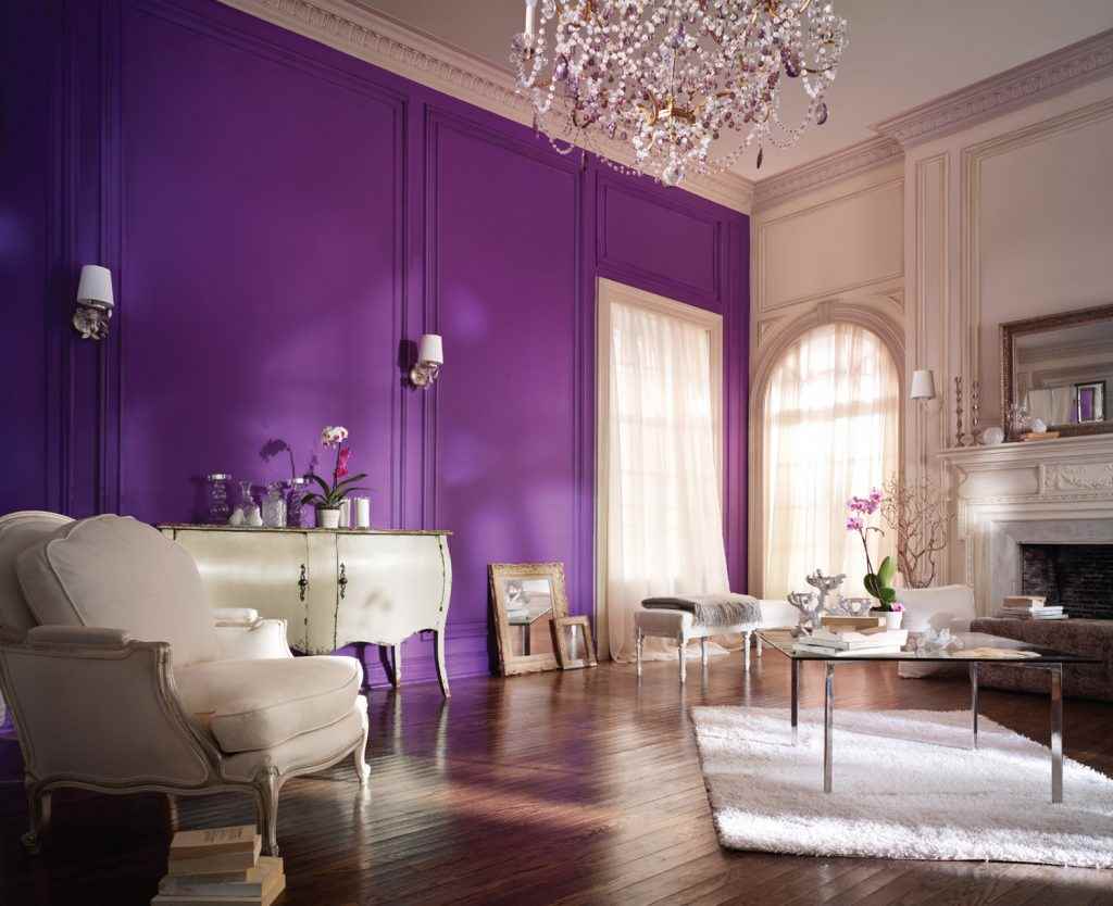 application d'une belle couleur lilas dans le décor