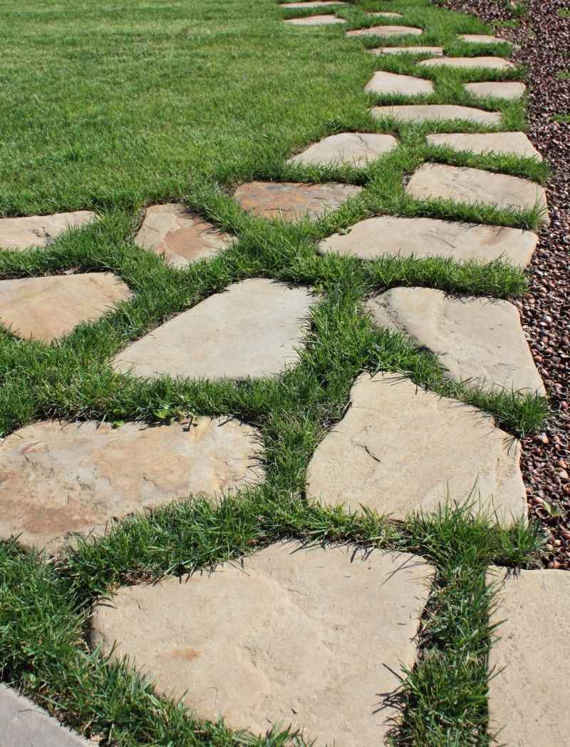 example of the use of unusual garden paths in the design of the yard