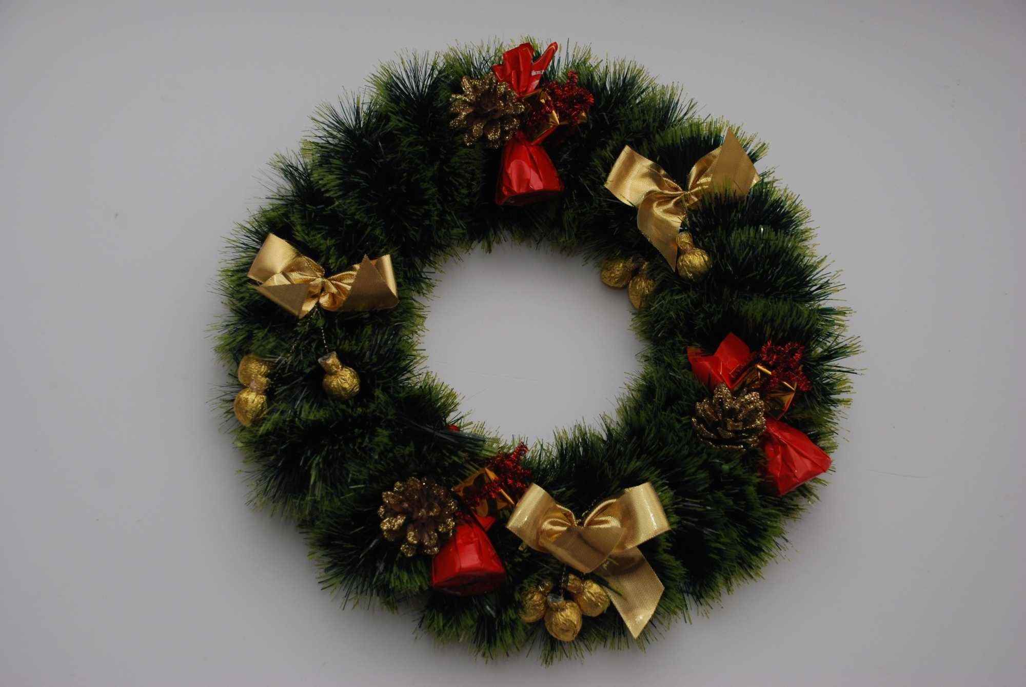 do-it-yourself example of a bright decor of a Christmas wreath