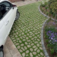 la possibilità di utilizzare insoliti percorsi da giardino nel design della foto del cortile