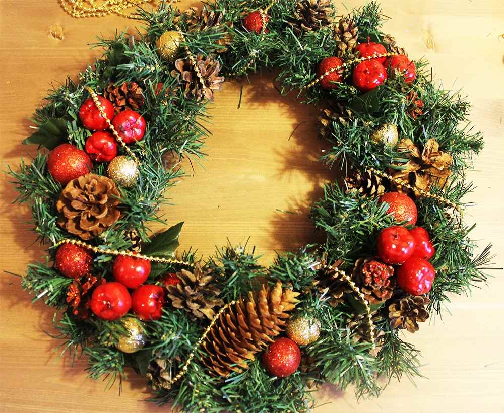 do-it-yourself version of the bright decor of the Christmas wreath