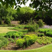 Un esempio di un bellissimo arredamento da giardino in un cortile privato