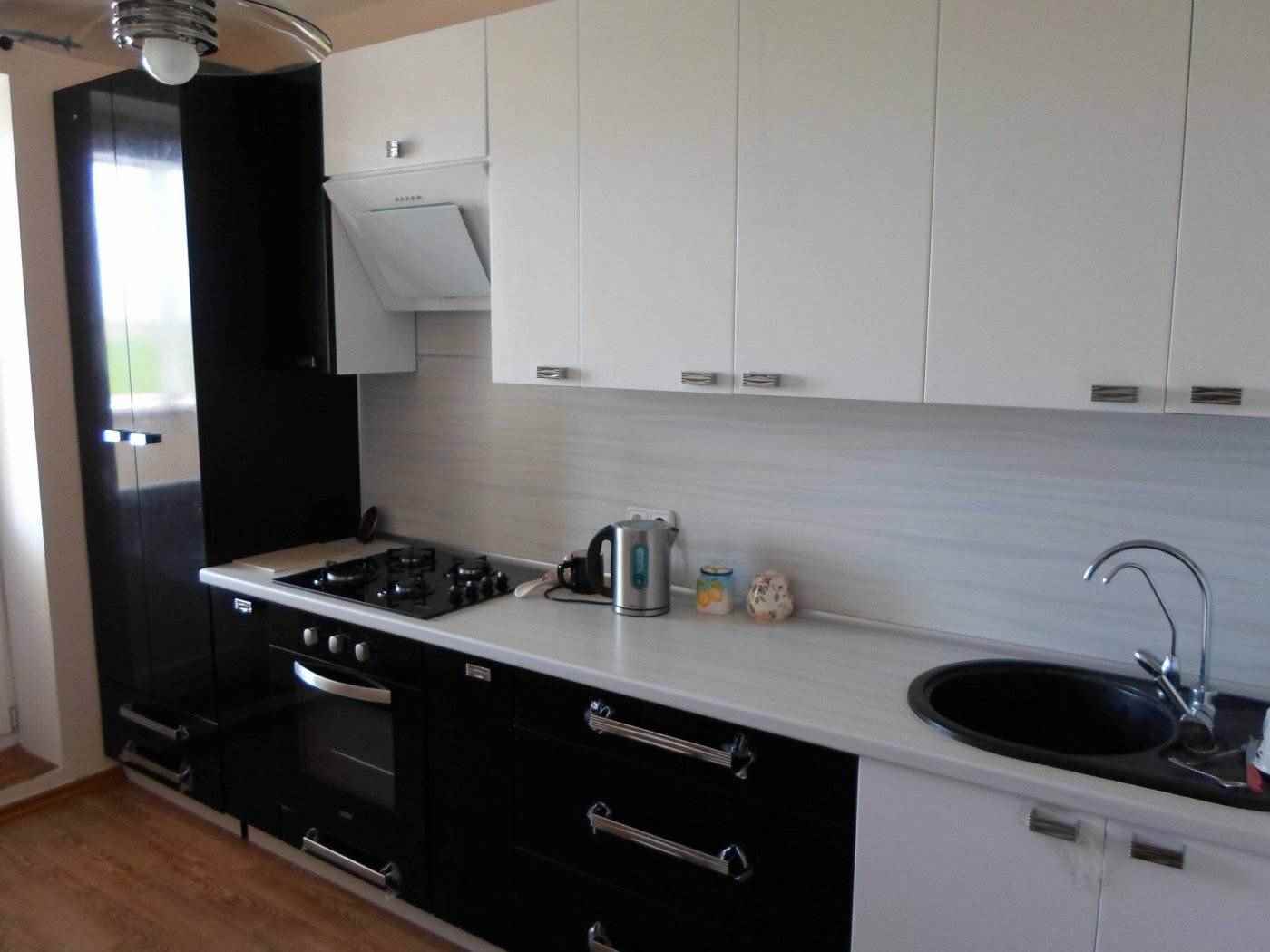 primjer svijetlog dizajna kuhinje od 13 m²