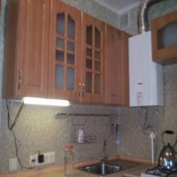 idea di una cucina in stile luminoso con una foto di scaldabagno a gas