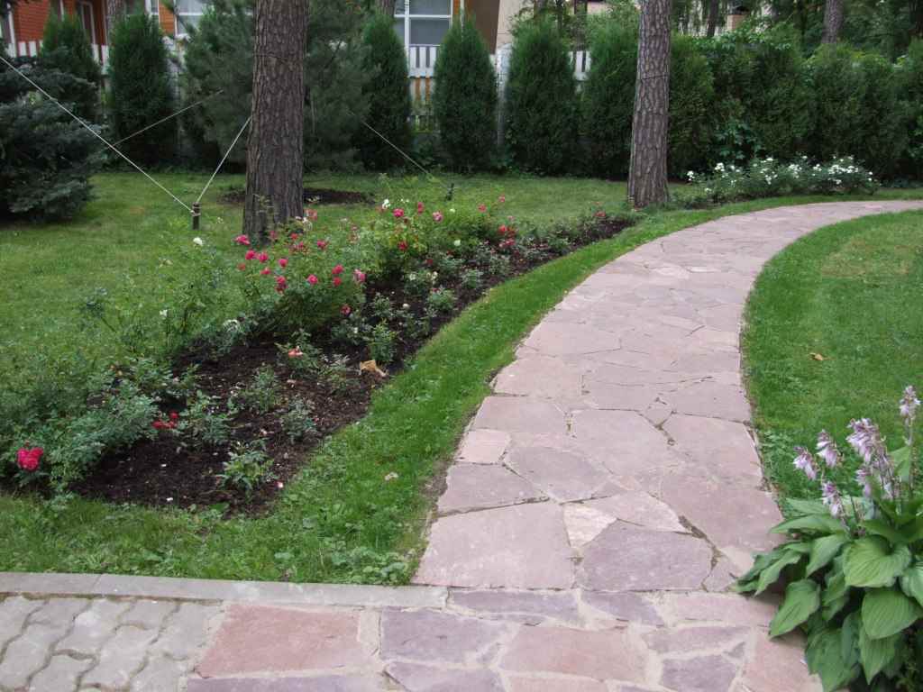 primjer uporabe svijetlih vrtnih staza u dizajnu dvorišta