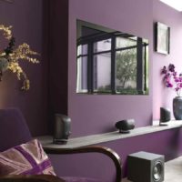 Contoh penggunaan lilac cerah dalam reka bentuk foto