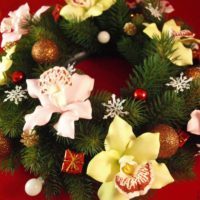 do-it-yourself example of bright design of a Christmas wreath