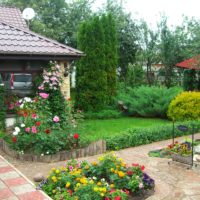 An example of an unusual design of a garden in a private courtyard photo