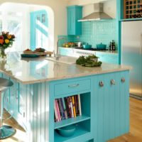 cucina design con finestra turchese interno