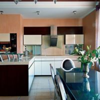 design della cucina con una finestra all'interno