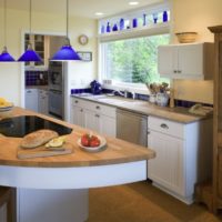 cucina design con finestra e decorazioni blu