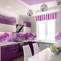 design della cucina con finestra dai colori vivaci