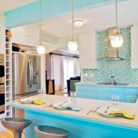 cucina design con finestra in blu