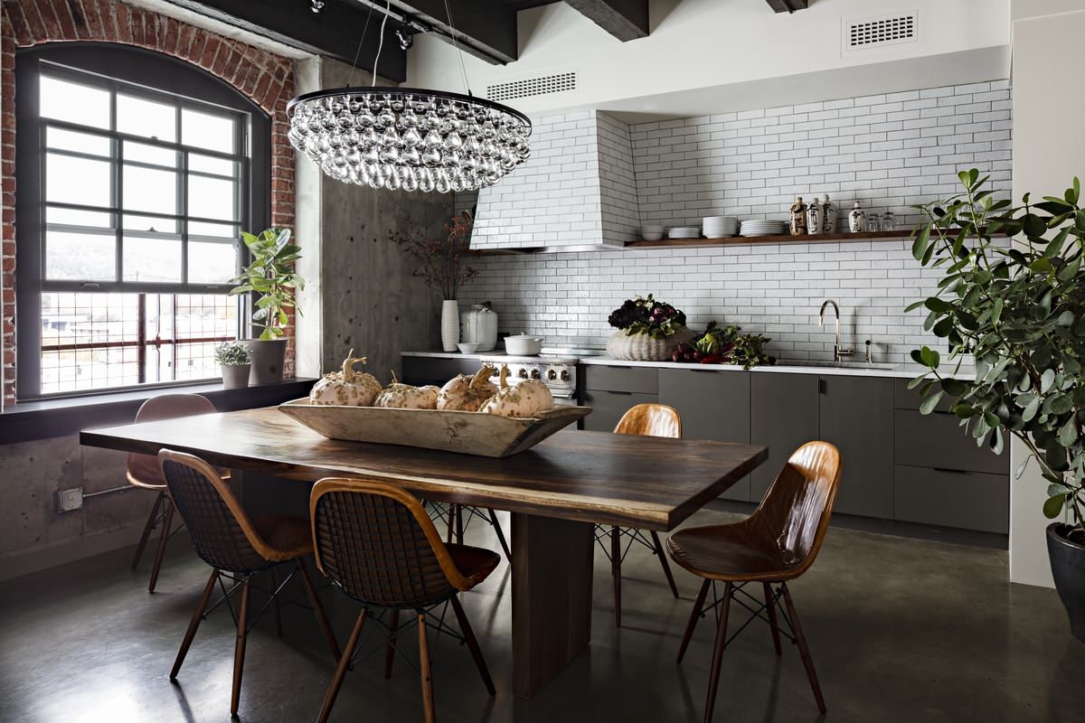 cucina con finestra in stile loft