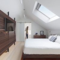 attico di design nella camera da letto della casa con finestra