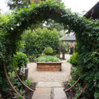 vrt s vrtnim krevetima vikendica ideja dizajna