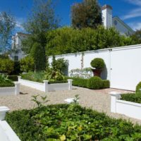 jardin avec des lits design de chalet d'été