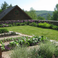 jardin avec des lits à la conception des idées de chalet