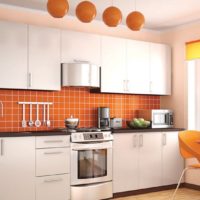 set da cucina bianco con arancio