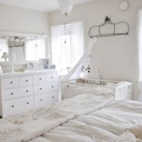 chambre d'enfant dans une chambre dans les tons blancs