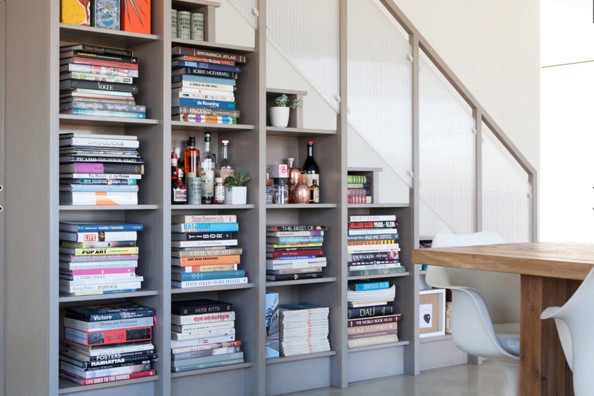 étagères à livres sous l'escalier