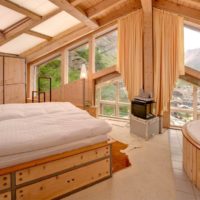 chambre dans une maison en bois au grenier