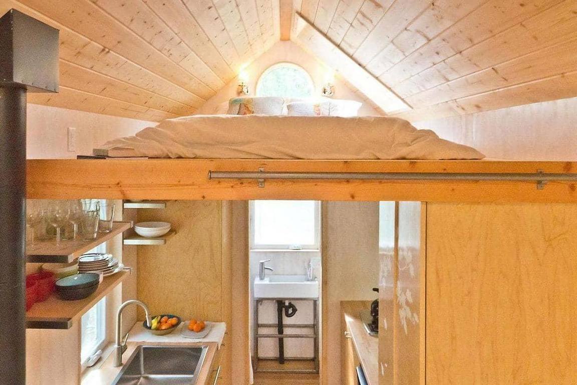 camera da letto soppalco in una casa di legno