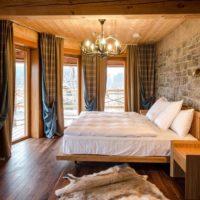 chambre dans un intérieur moderne de maison en bois