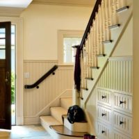 rangement des objets sous l'escalier