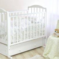 dječja soba za novorođeni bijeli krevet