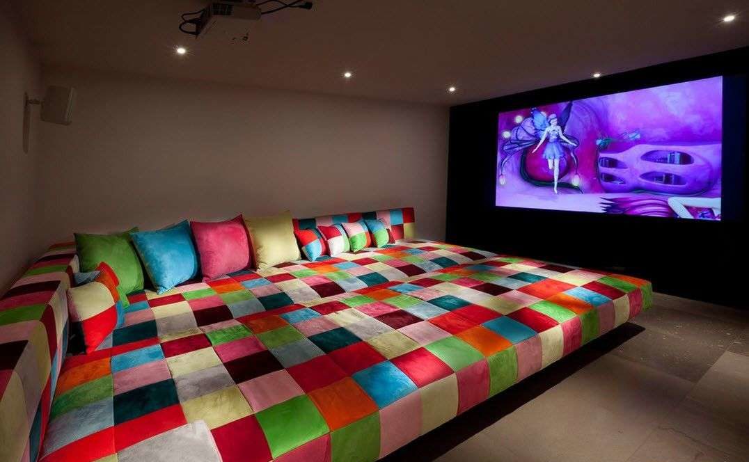 home theater con un grande divano