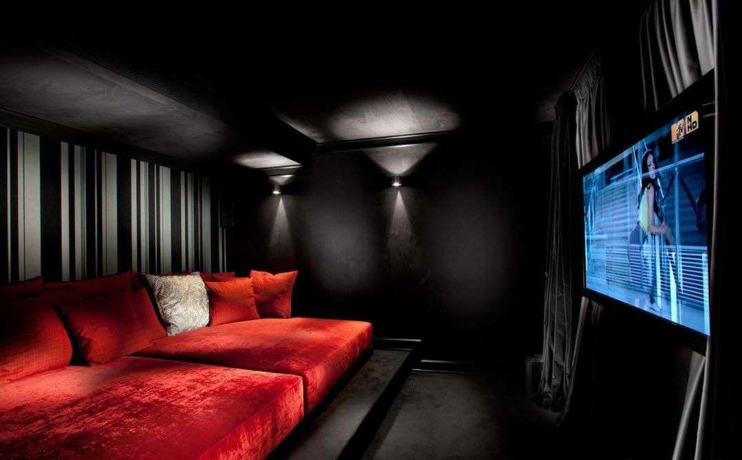 home theater in una stanza senza finestre