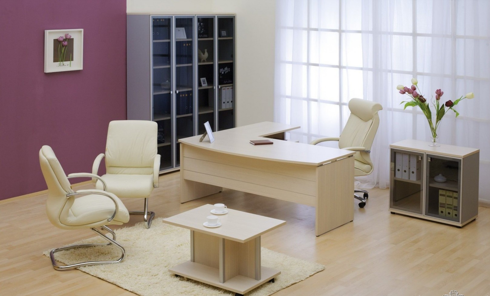 mobilier clair dans le bureau