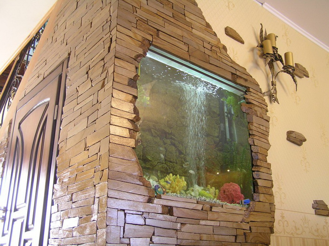 Aquarium in the wall of the hallway, lined with stone