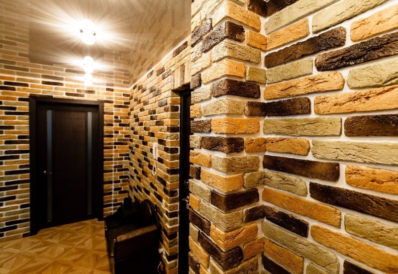 Decorating the walls of the hallway with decorative stone