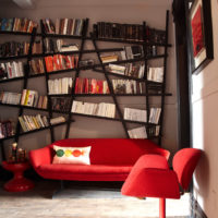 Nagnite police za knjige preko sofe
